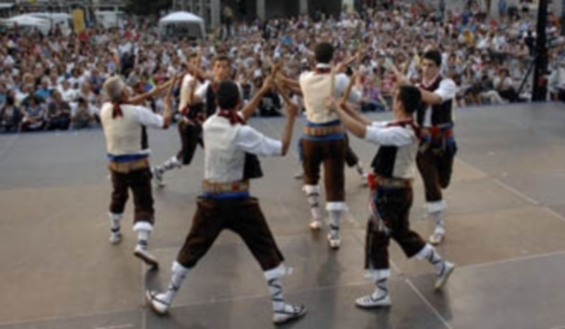 El Acueducto sirvió de telón de fondo para las actuaciones folclóricas con las que se inauguró ayer el Festival La Esteva. /  juan martín