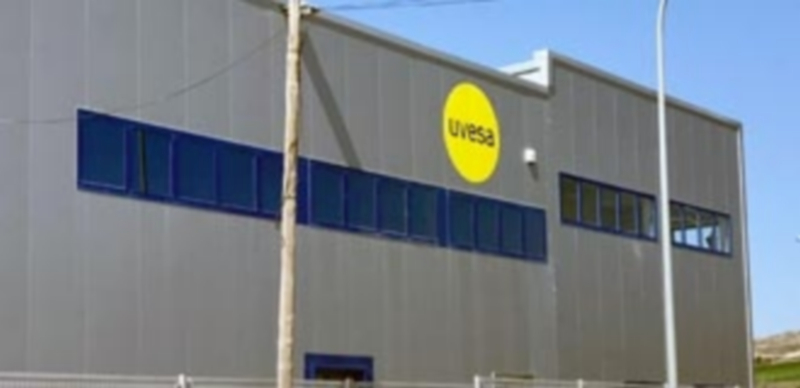 Exterior de la planta de UVESA en el polígono Prado Vega de Cuéllar. / C. NÚÑEZ
