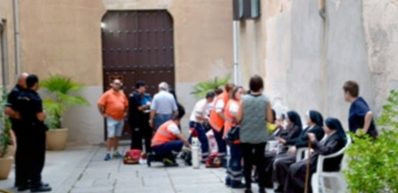 Las religiosas fueron atendidas en el patio de entrada tras ser desalojadas./ EFE