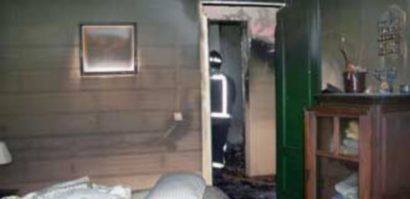 Imagen del interior de la vivienda que sufrió un incendio la semana pasada y que fue una de las últimas robadas. / F. D.