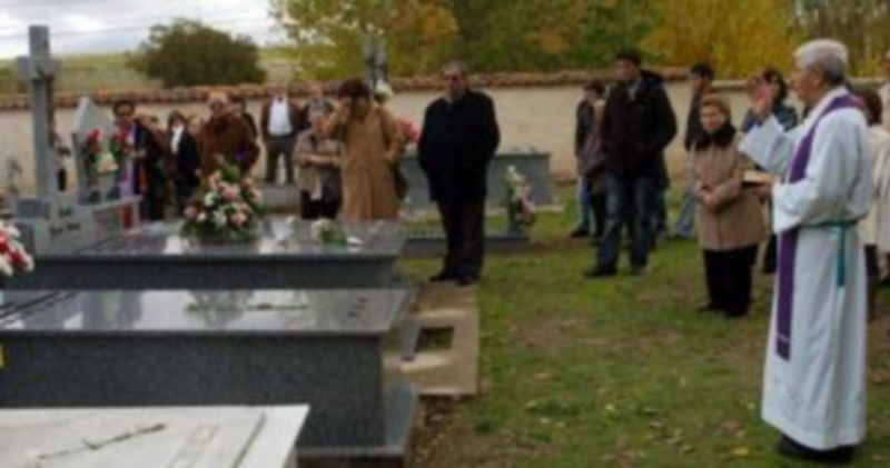 El sacerdote de Pinillos (der.)