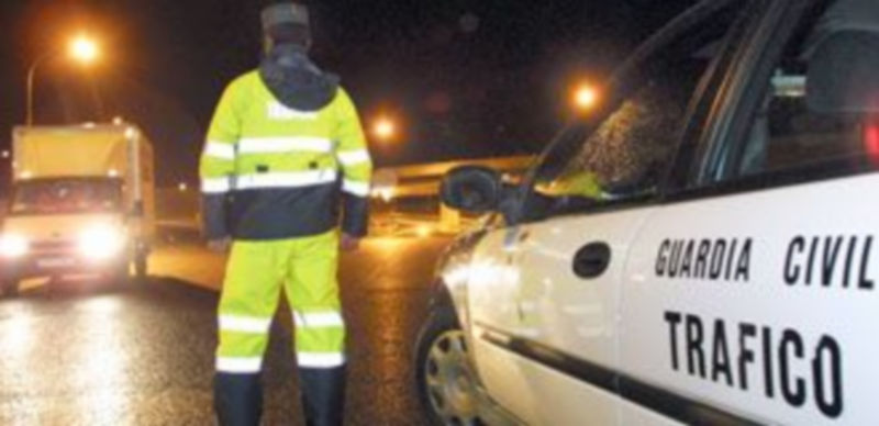 La campaña sobre control de alcohol y drogas se saldó con 15 denuncias 1 Un agente de la Guardia Civil de Tráfico