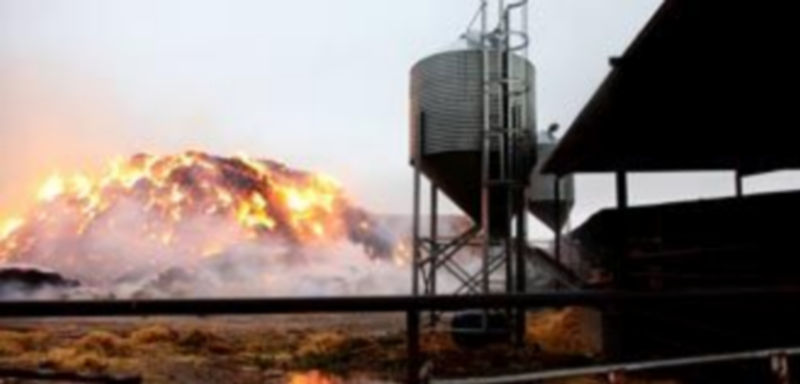 Panorámica del lugar del incendio  que destruyó 1.400 pacas de paja durante la mañana de ayer en la localidad de Cantimpalos. / DIEGO DE MIGUEL-Ical