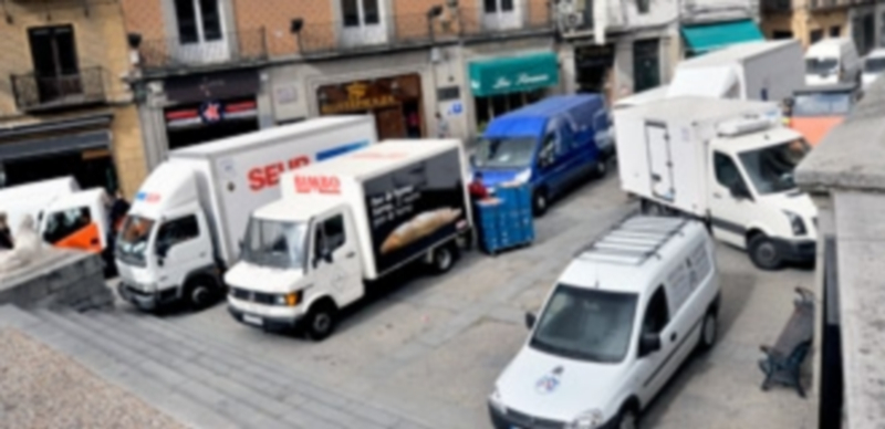 Imagen habitual en el entorno de la plaza de Medina del Campo durante el horario de carga y descarga. / Kamarero