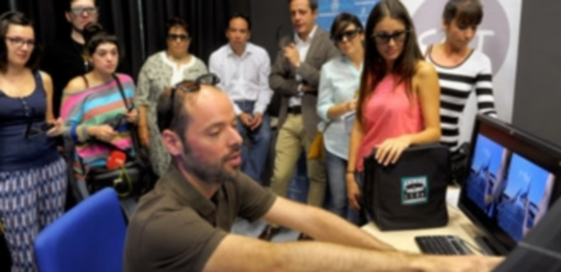 Todos los asistentes a la visita de las instalaciones pudieron ver un fragmento de ‘Atrapa la bandera’ en 3D. / Kamarero