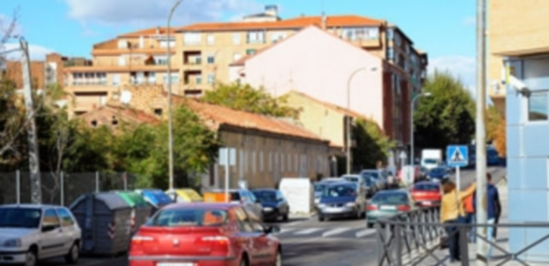 La carretera de Villacastín es la principal vía de comunicación del barrio y los vecinos denuncian su mal estado. / Kamarero