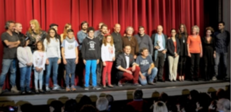 Los galardonados posaron en la “foto de familia” antes del recital de José Manuel Soto que puso fin a la gala. / Kamarero