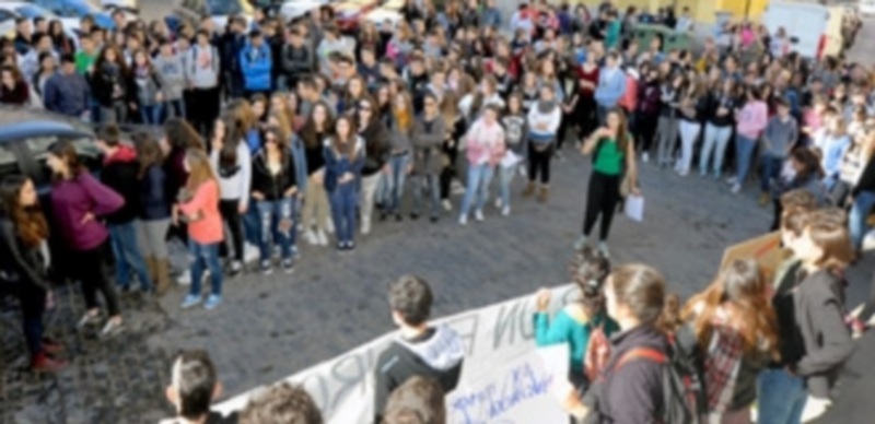 Los estudiantes advierten en la calle que la “Educación no se vende” 1 Los estudiantes leyeron un manifiesto ante la Subdelegación del Gobierno