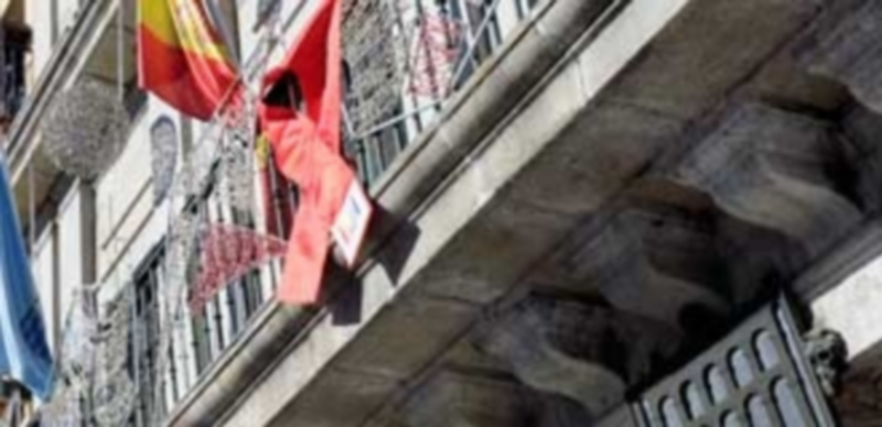 Segoentiende instaló un lazo rojo en el balcón del Ayuntamiento de Segovia