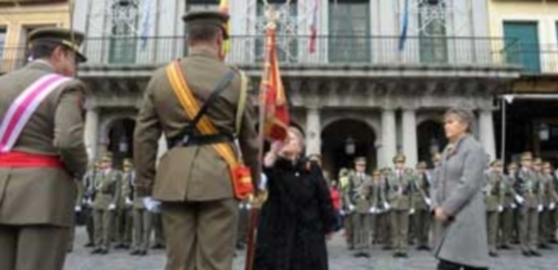 Foto de archivo de la jura de bandera civil que tuvo lugar el pasado año./ Kamarero