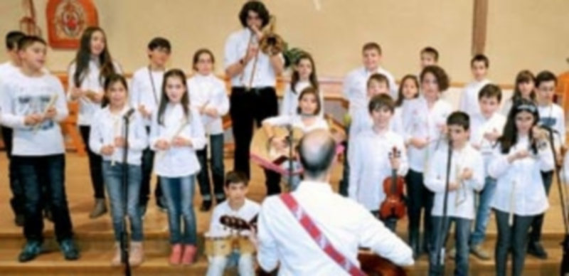 El grupo infantil del Colegio Público San José fue uno de los primeros en interpretar dos villancicos en la muestra que se celebró ayer por la tarde-noche en la parroquia de San Frutos. / Kamarero
