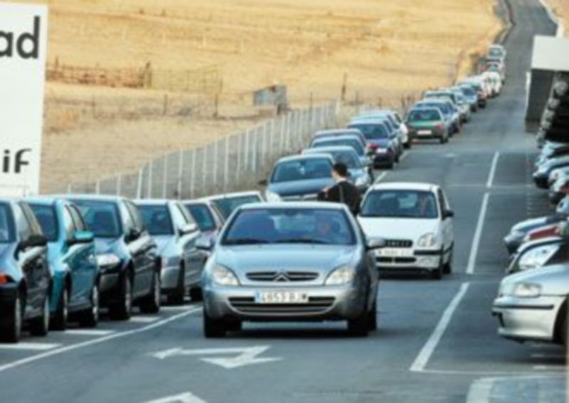 El nuevo aparcamiento construido en la estación del AVE se ha demostrado pequeño para los numerosos vehículos que lo utilizan a diario./ KAMARERO