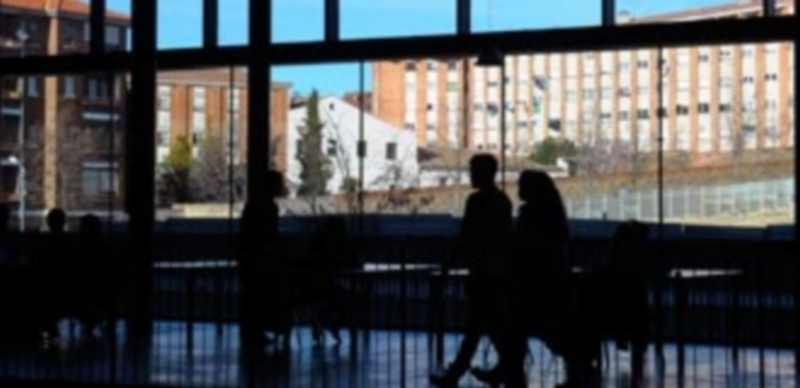 Imagen de las cristaleras que miran al terreno donde se levantará la segunda mitad del campus. / Kamarero