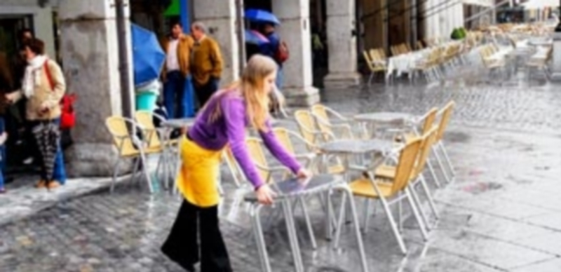 La actividad de terrazas de hostelería en la vía pública o espacios públicos libres está regulada por una ordenanza municipal. / Kamarero