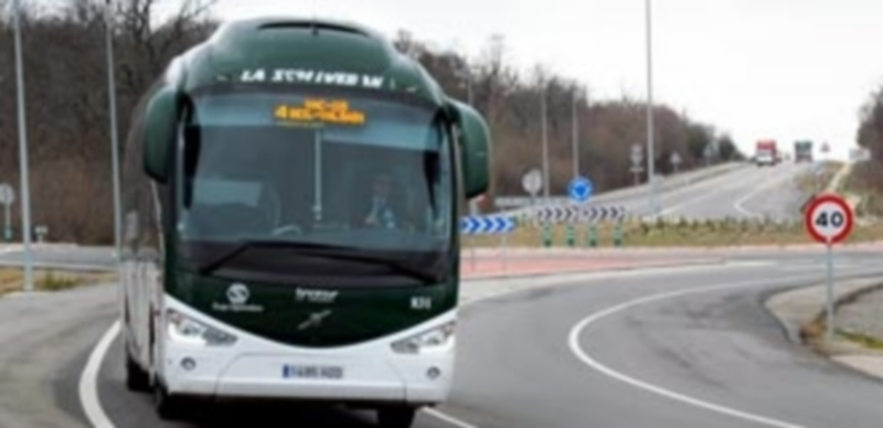 El convenio de transporte de viajeros por carretera afecta a cerca de 150 trabajadores en la provincia. / Kamarero
