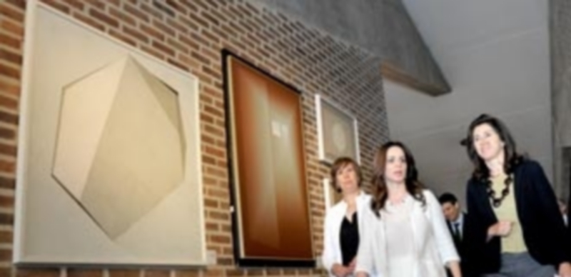 Silvia Clemente y Angeles Alarcó recorrieron la muestra repartida por los salones del Parador. / Kamarero