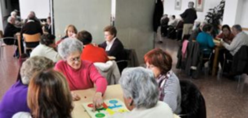 Un grupo de pensionistas segovianas participando en juegos de mesa en una residencia pública / KAMARERO
