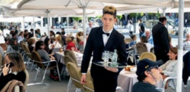 El sector servicios lastra el aumento del paro en la provincia./KAMARERO