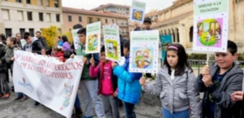 La marcha convocada por Caminantes y Afasego partió del entorno de la iglesia de San Millán a medidía en dirección a la Plaza Mayor. / KAMARERO