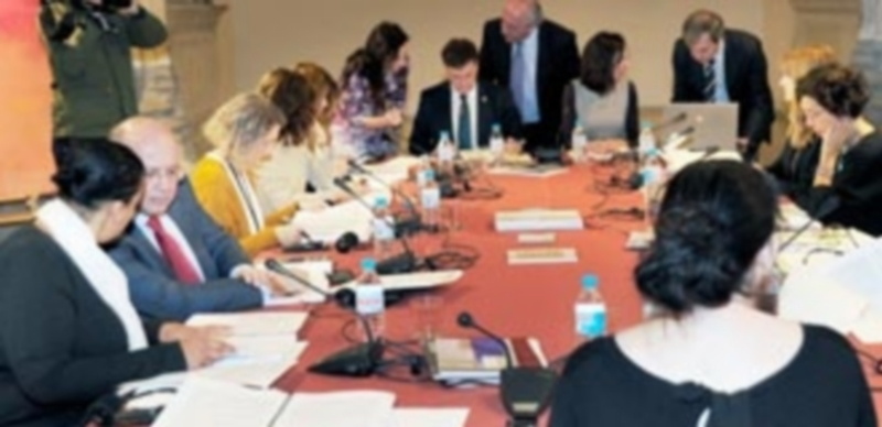 La colección del Museo Esteban Vicente se expondrá fuera de Segovia 1 Un momento de la reunión del Patronato celebrada ayer en el Museo de Arte Contemporáneo Esteban Vicente. / kamarero