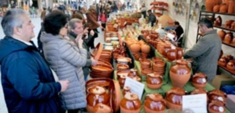 Miles de personas han paseado por la Feria de Cerámica de Segovia.