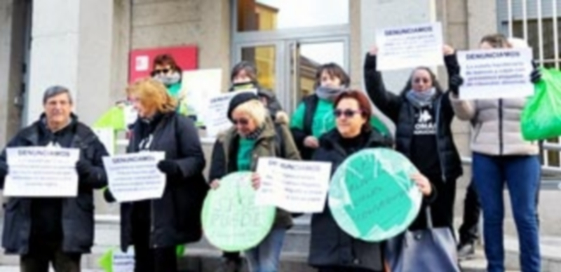 La Plataforma de Afectados por la Hipoteca se concentró frente a la Subdelegación del Gobierno en Segovia. / KAMARERO