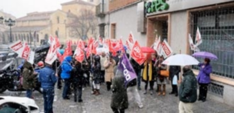 La nieve no impidió que los trabajadores se concentraran frente a la sede de la Federación Empresarial Segoviana para reivindicar unos salarios dignos. / KAMARERO