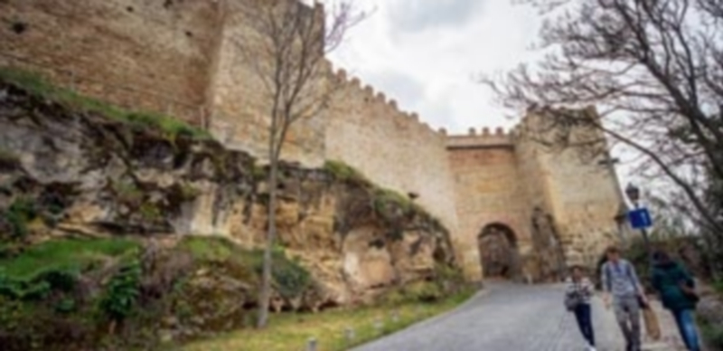 La zona Norte de la Muralla de Segovia presenta algunos tramos donde el paño está deteriorado. / KAMARERO