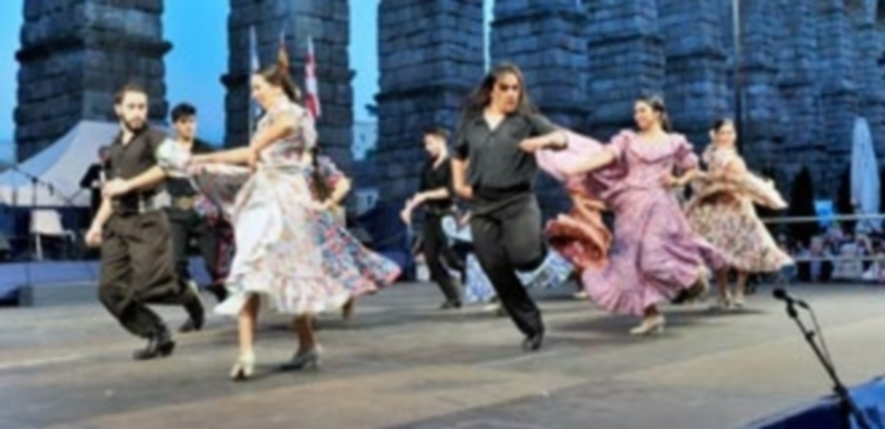 Música y baile a los pies del Acueducto 1 Una de las actuaciones bajo el Acueducto