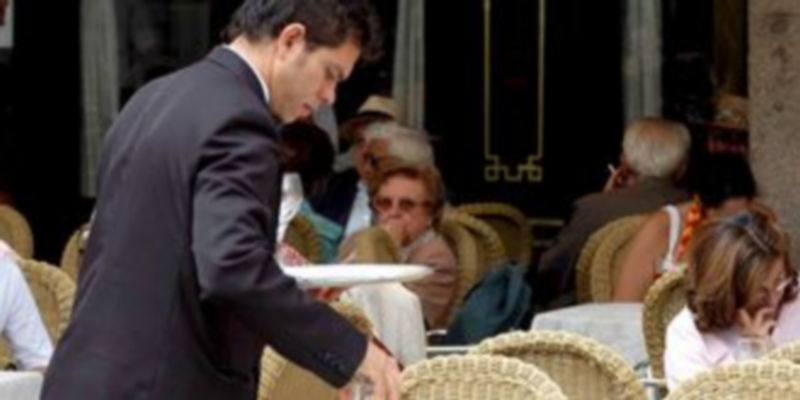 La hostelería emplea a un 20% de los trabajadores extranjeros. / Kamarero