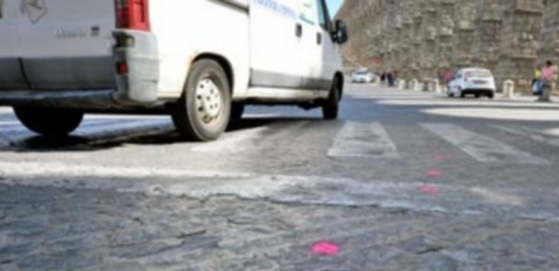 En la plaza de la Artillería podían verse ayer nuevas marcas viarias para separar el tráfico rodado del Acueducto. / KAMARERO