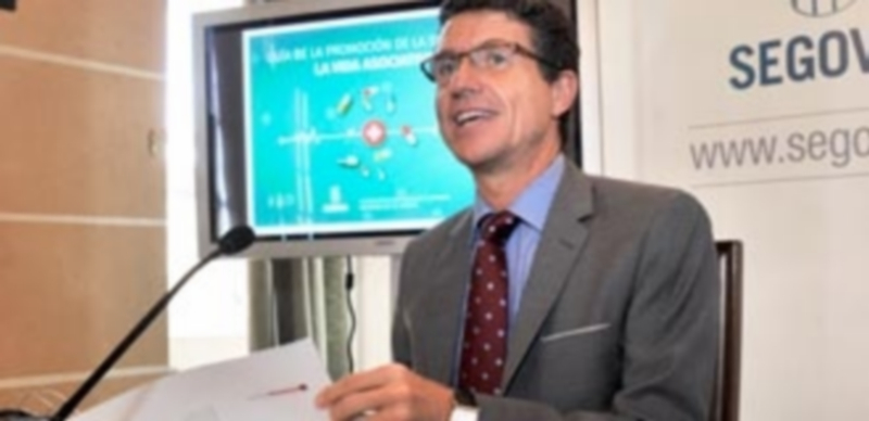 El concejal Andrés Torquemada durante la rueda de prensa en la que dio a conocer el contenido de la guía. / KAMARERO