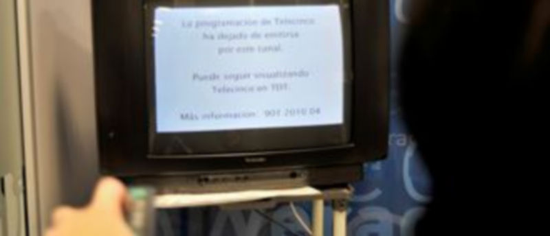 Los canales que todavía emiten en analógico empezarán a emitir mensajes como éste en los próximos días. / KAMARERO