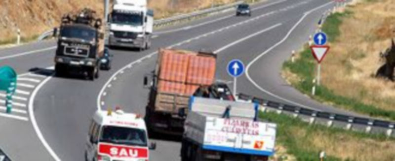 Varios vehículos circulan por uno de los tramos de la SG-20 para la que se reclama su desdoblamiento. / Kamarero