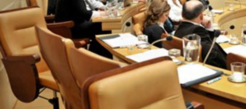 Butacas vacías de los concejales del PP que ayer salieron del pleno. Al fondo