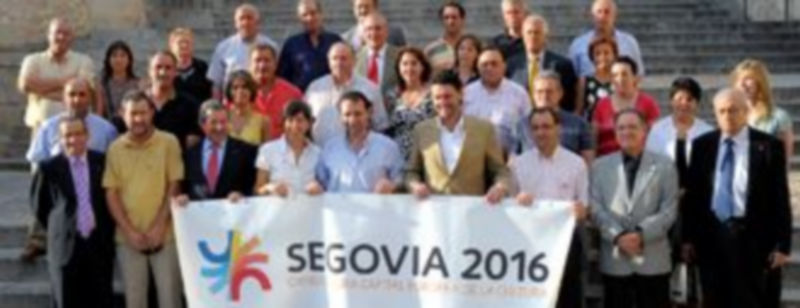 La Plaza de San Martín fue el escenario elegido para la fotografía que expresa el apoyo de los ayuntamientos a la candidatura de Segovia 2016 / Kamarero