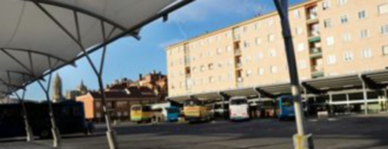 La resolución judicial obliga a la retirada de las marquesinas instaladas en la campa de la estación./ Kamarero