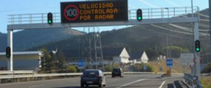 Un gran letrero avisa a los conductores a la entrada del túnel de Guadarrama de que existen controles de velocidad. / Kamarero