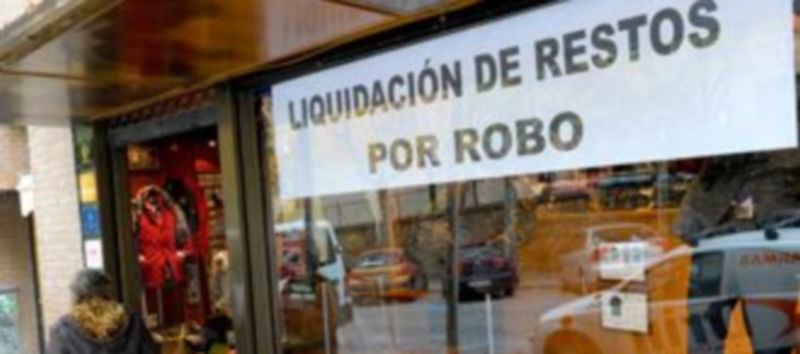 La tienda está liquidando lo poco que dejaron los ladrones a la espera de recibir nuevo género. / Kamarero