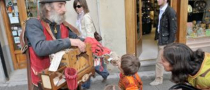 Uno de los espectáculos de calle de la pasada edición del Festival Internacional de Títeres de Segovia. / Kamarero