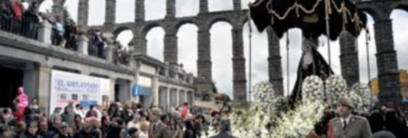 La Soledad Dolorosa pasa por el Azoguejo en medio del numeroso público que se congregó durante el traslado procesional de su imagen el pasado Viernes Santo./ Kamarero