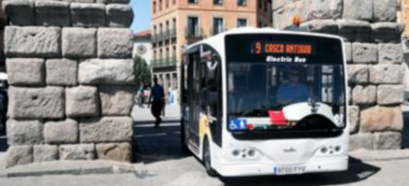 El autobús eléctrico seguirá pasando bajo los arcos centrales del Acueducto. /  KAMARERO