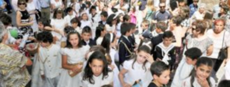 Los niños soportaron el fuerte calor ataviados con sus elegantes trajes de Primera Comunión a lo largo de la procesión. / Kamarero.