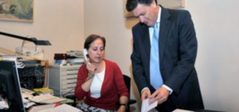 Francisco Vázquez miraba ayer diferentes documentos con su secretaria en su despacho de la Diputación. / KAMARERO