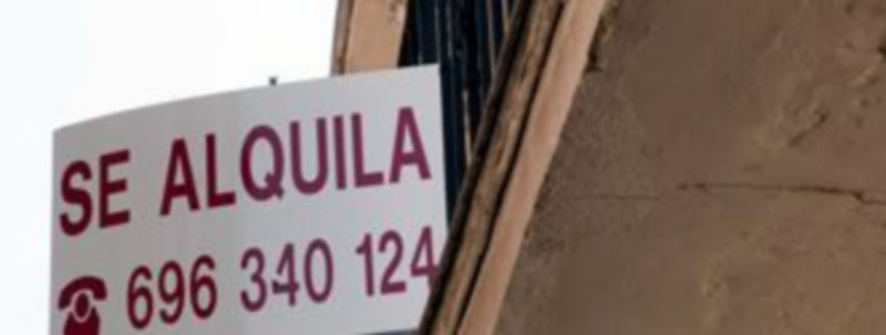Uno de los múltiples carteles de ‘Se alquila’ en la ciudad de Segovia. / Kamarero