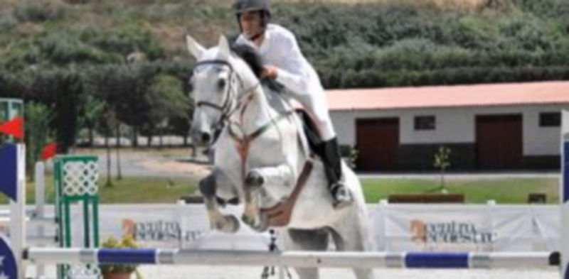 Imagen de una de las pruebas hípicas celebradas en el Centro Ecuestre y que este año espera generar un movimiento de más de dos millones de euros. / Kamarero
