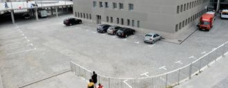 En las calles y patios del complejo asistencial se han delimitado con pintura blanca los nuevos puestos de estacionamiento. La empresa está colocando la nueva señalización vertical de acceso al parkin