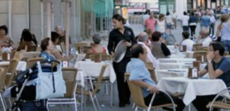 Una terraza de hostelería en la avenida de Fernández Ladreda. El sector servicios ha registrado malos datos. / Kamarero.
