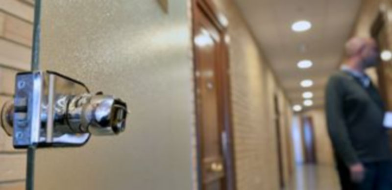 Una de las cerraduras forzadas por los ladrones para acceder a uno de los pasillos donde se emplazan los despachos. / A. K.