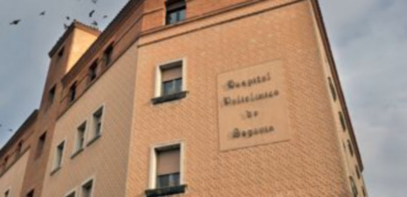 La Federación de Vecinos invita a los segovianos a pedir con carteles en las ventanas una solución para el Policlínico. / K.